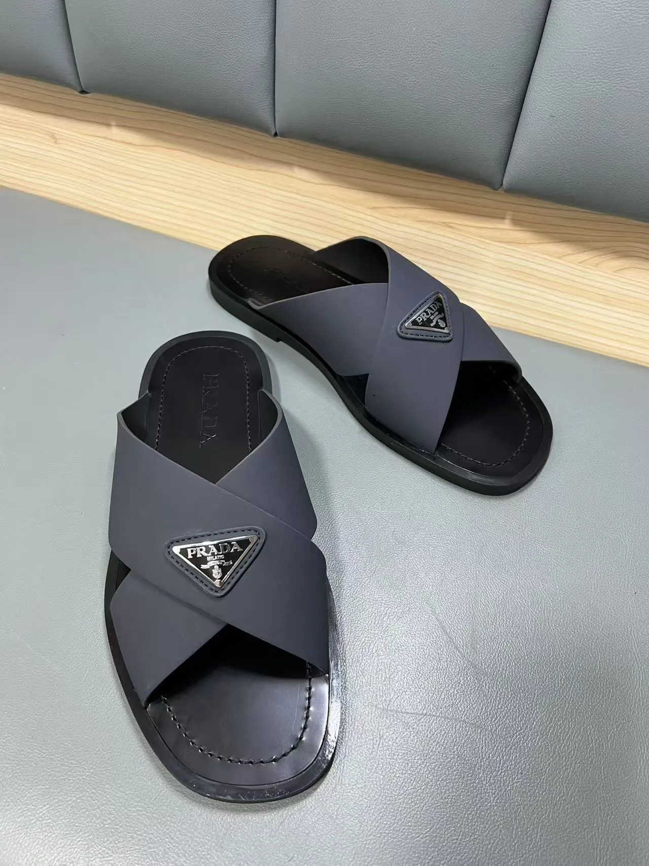 340💰PRADA Prada’s latest slippers are synchronized with the official website. This slipper is made of the brand’s unique and iconic Saffiano leather. The brand logo jumps out from the double straps, and the brand style is clearly visible. Cowhide gives men elegant charm and functional design, making it an ideal choice for vacation and leisure. Size:38-45